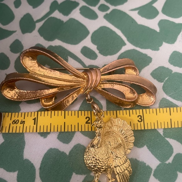 Vintage Phister Ent 1996 Signed Goldtone Bow Pin/Brooch & 6 Holiday Charms. - Picture 10 of 11